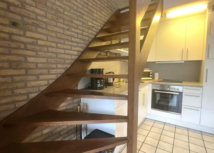 De Vuurtoren, Lijsterstraat 12 *