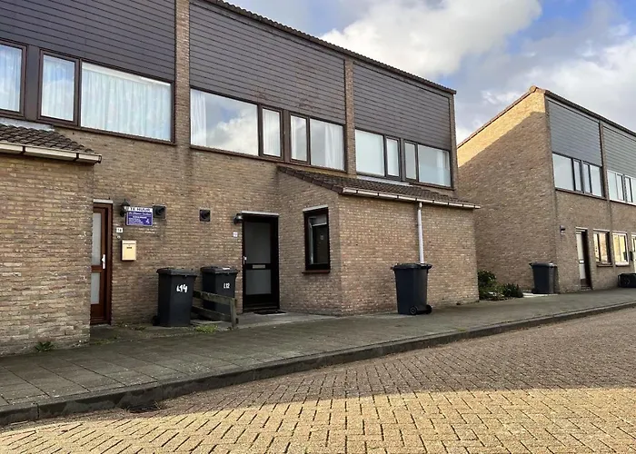 De Vuurtoren, Lijsterstraat 12 Holiday home *